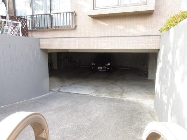 フォレスト岡本の駐車場