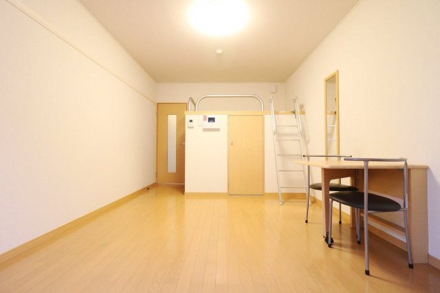 レオパレスビューテラス草内の居間・リビング|ハイベットタイプのお部屋。女性人気の高いお部屋です♪
