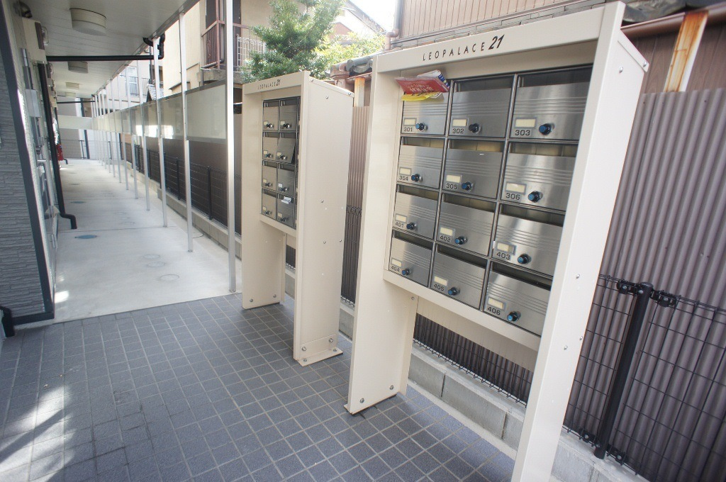 レオパレスヴィルヌーブ大和王寺のエントランス