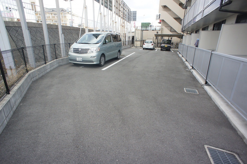 レオパレスヴィルヌーブ大和王寺の駐車場