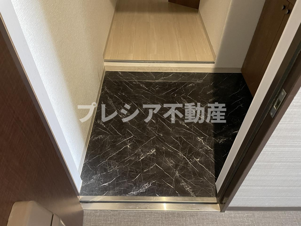 コロナール甲子園の玄関