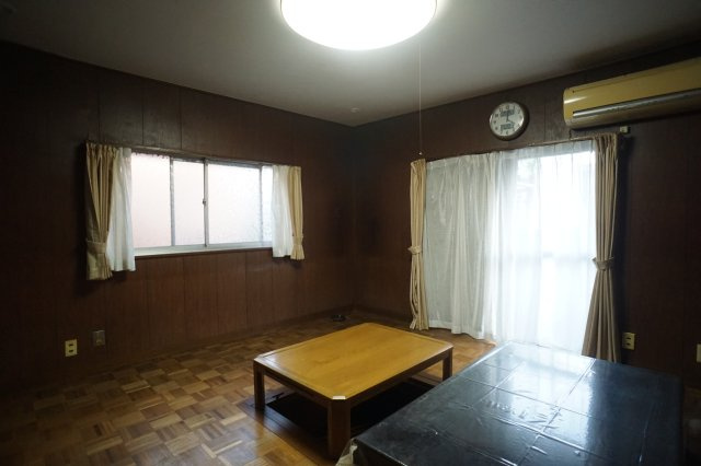 西大寺新町２丁目戸建の居間・リビング