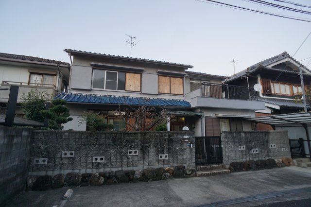 西大寺新町２丁目戸建のエントランス