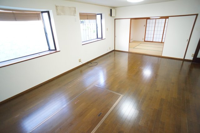 西大寺宝ヶ丘戸建の居間・リビング