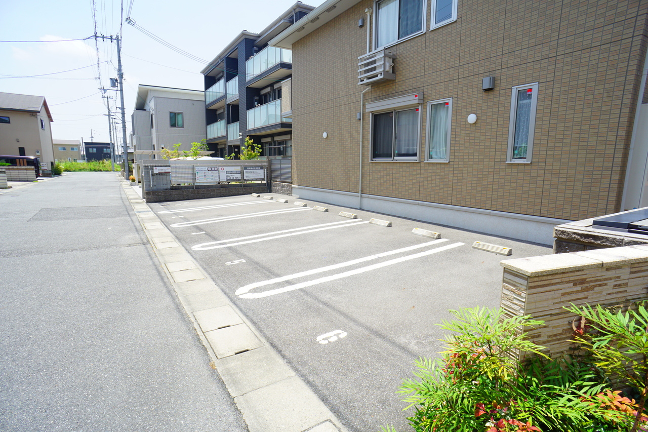 ファイブスターの駐車場