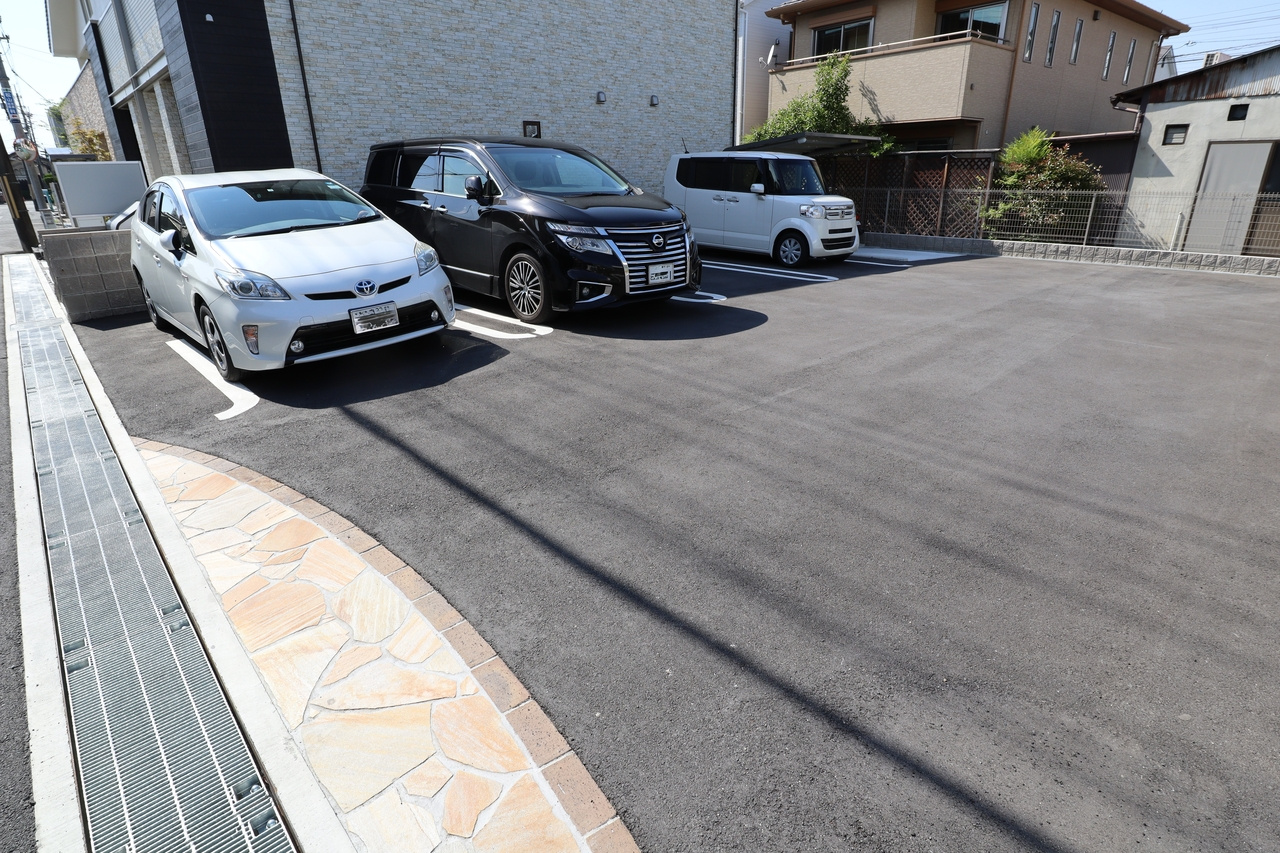 ラフィネの駐車場