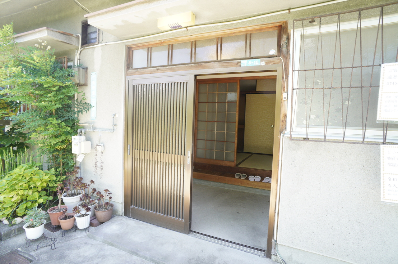 岡田平屋のエントランス