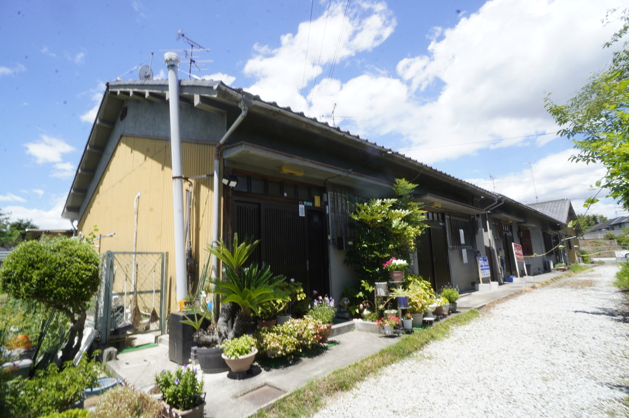 岡田平屋の駐車場