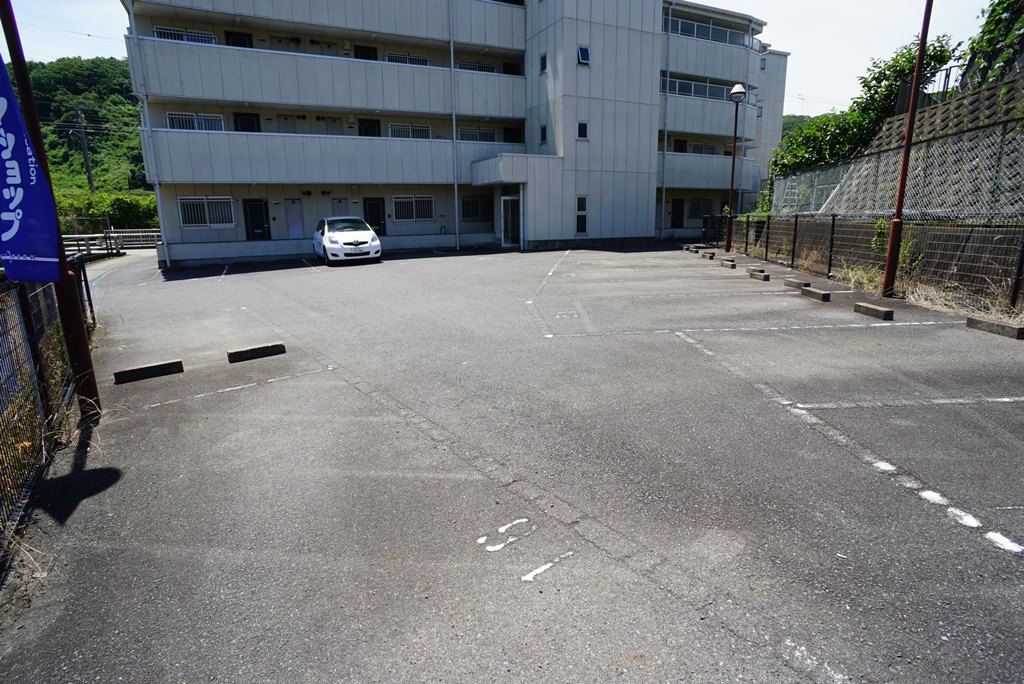 カーサグランデオカモトの駐車場