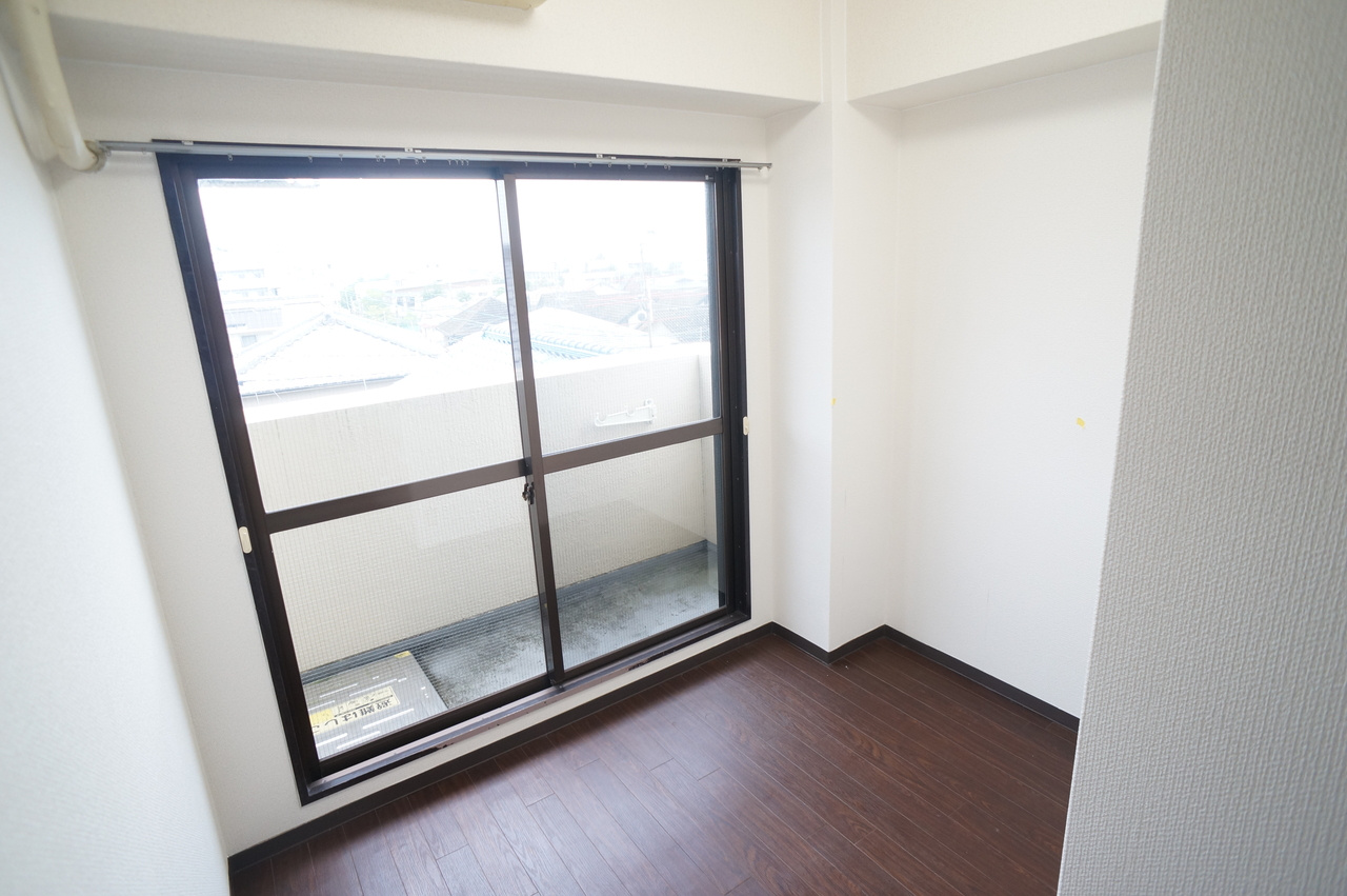 フォレスト高畑マンションの洋室