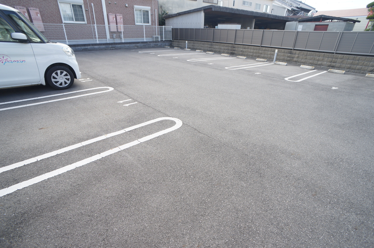 フルゥール藤原京の駐車場