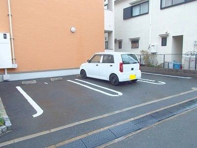 レジデンス芝辻の駐車場