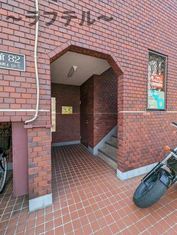 所沢市小手指町４丁目の賃貸マンションのエントランス