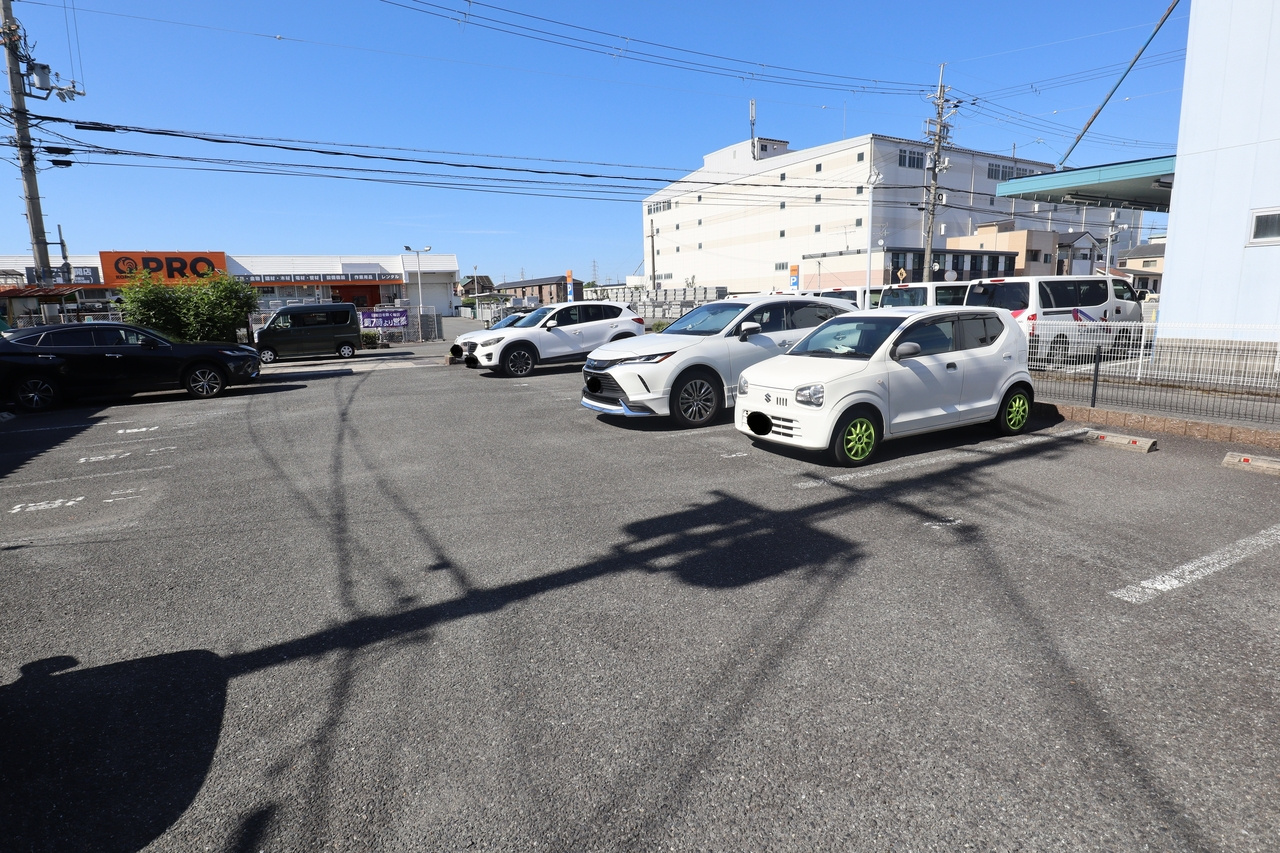 プレミール深田の駐車場