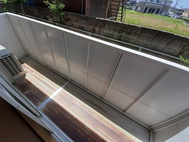 橿原市新口町のアパートのバルコニー