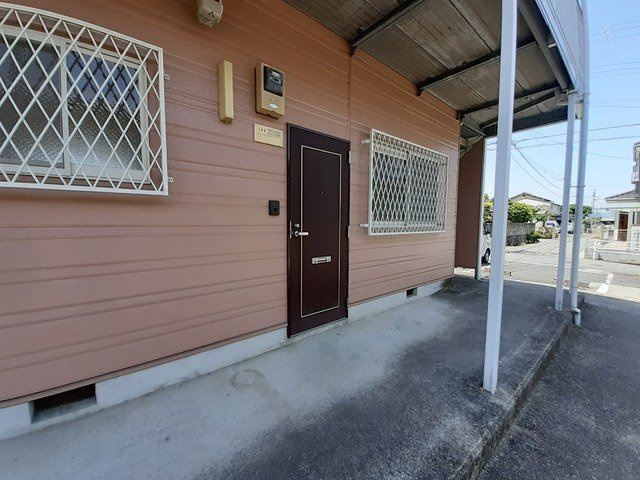 橿原市新口町のアパートのエントランス