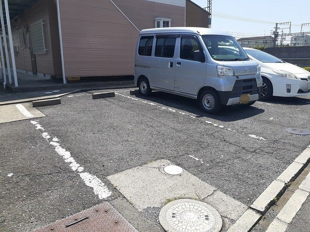 橿原市新口町のアパートの駐車場