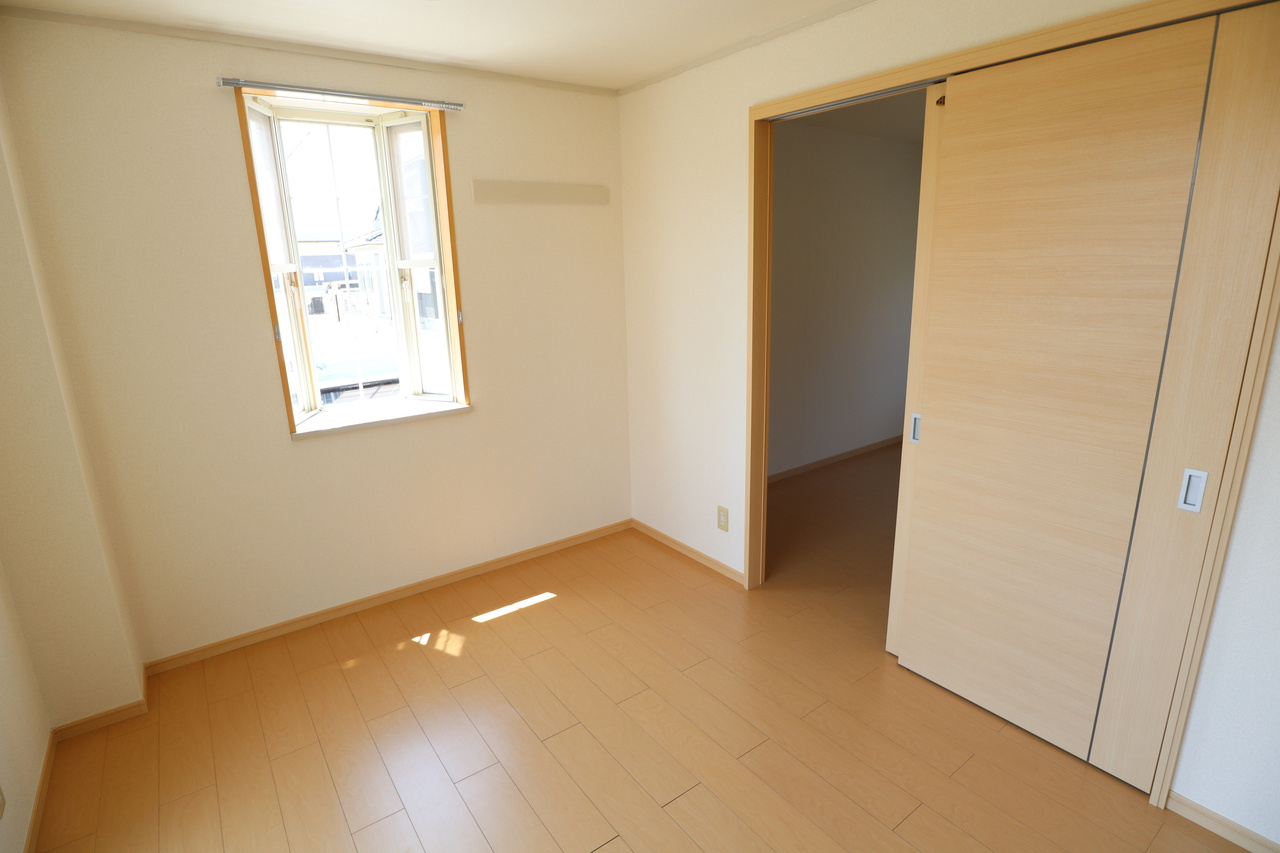 橿原市新口町のアパートの洋室