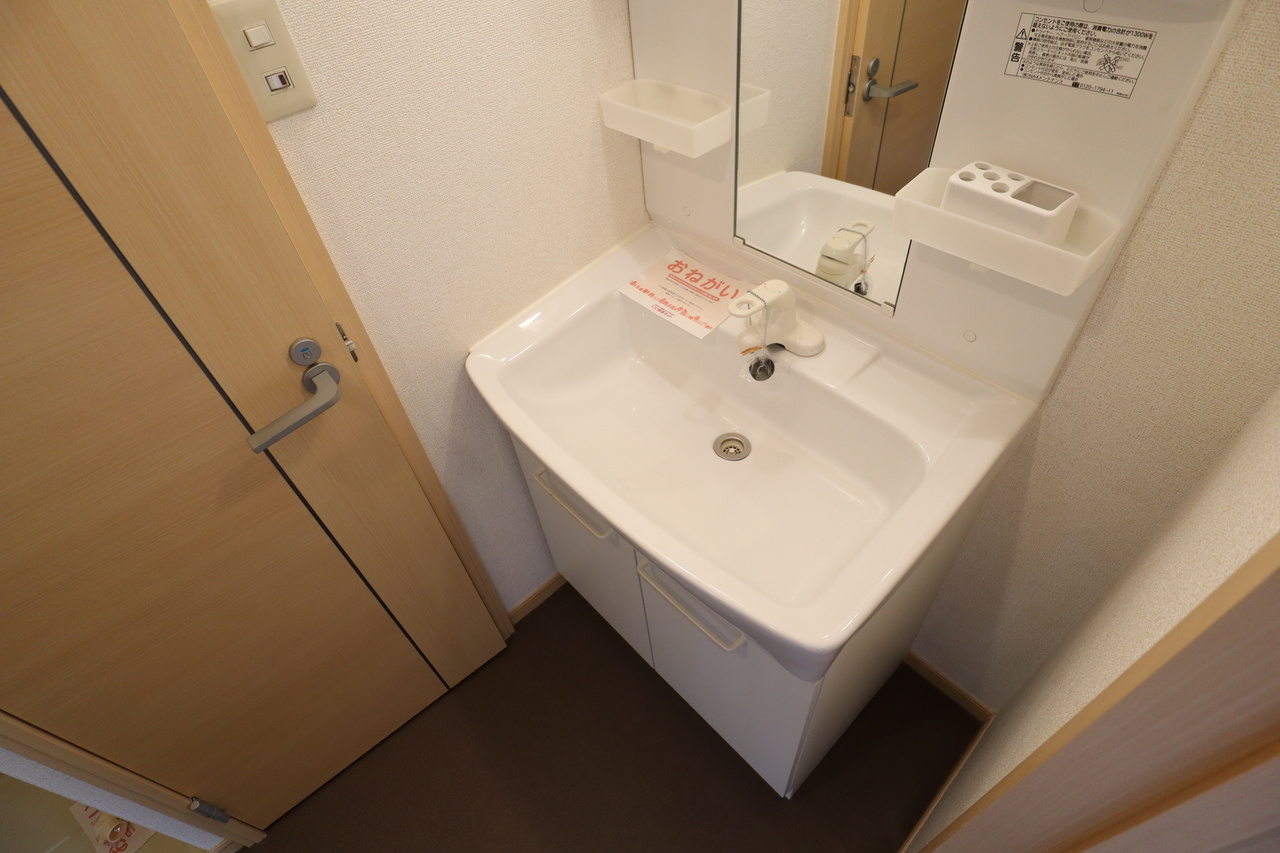 橿原市新口町のアパートの洗面所