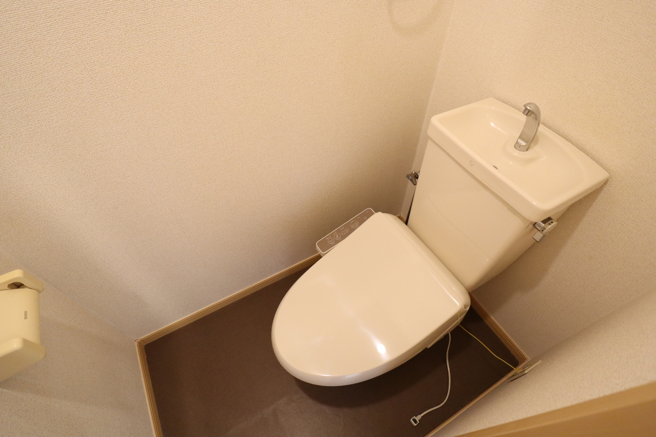 橿原市新口町のアパートのトイレ