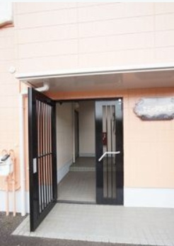 入間市東町７丁目のアパートのエントランス