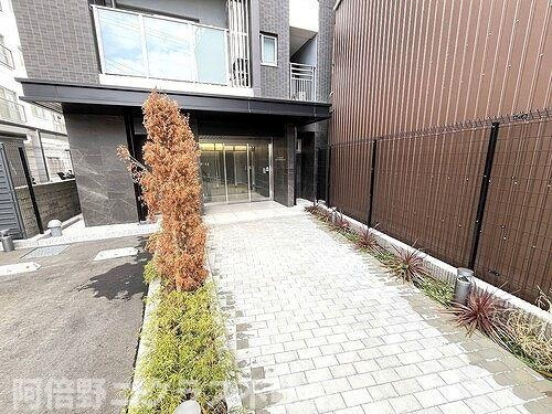 プレサンスロジェ天王寺真田山公園のエントランス