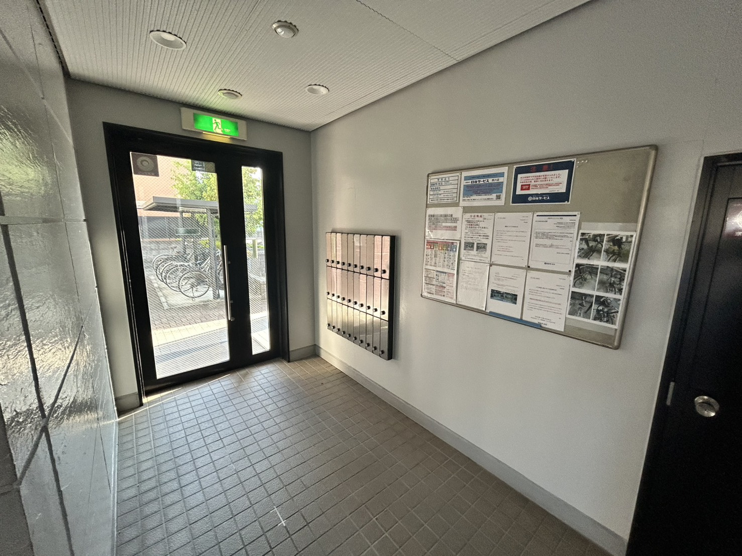 西宮市平松町のアパートのロビー