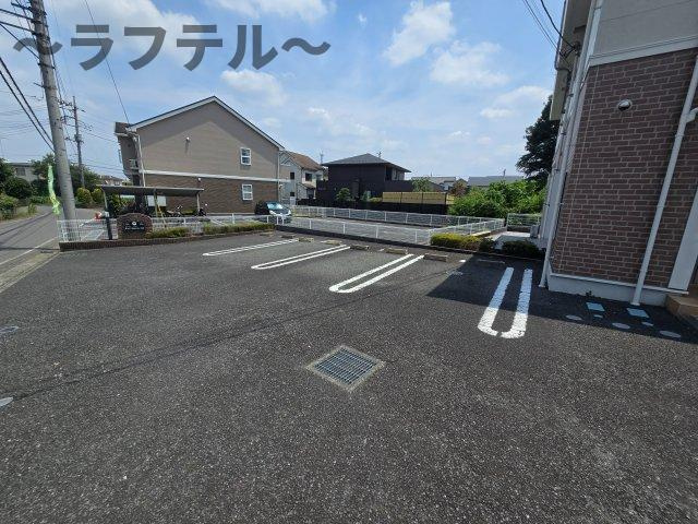 ウエスト　マロン・ＮＫの駐車場