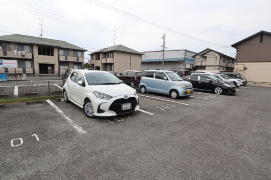 ジュネスコートの駐車場