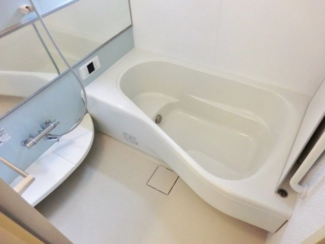 メゾンＤ－常盤の浴室|☆オートバス仕様・換気用の小窓付きです。☆