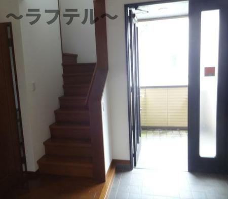 ⼩⼿指町３丁⽬貸家の玄関