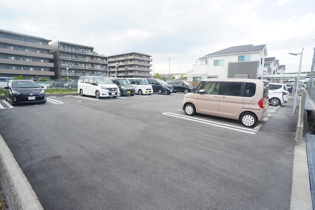ラナプレスの駐車場