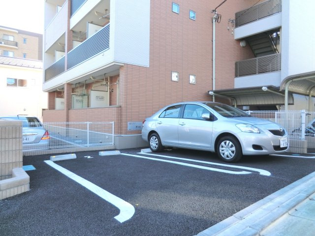 ル　プチ　モンドの駐車場