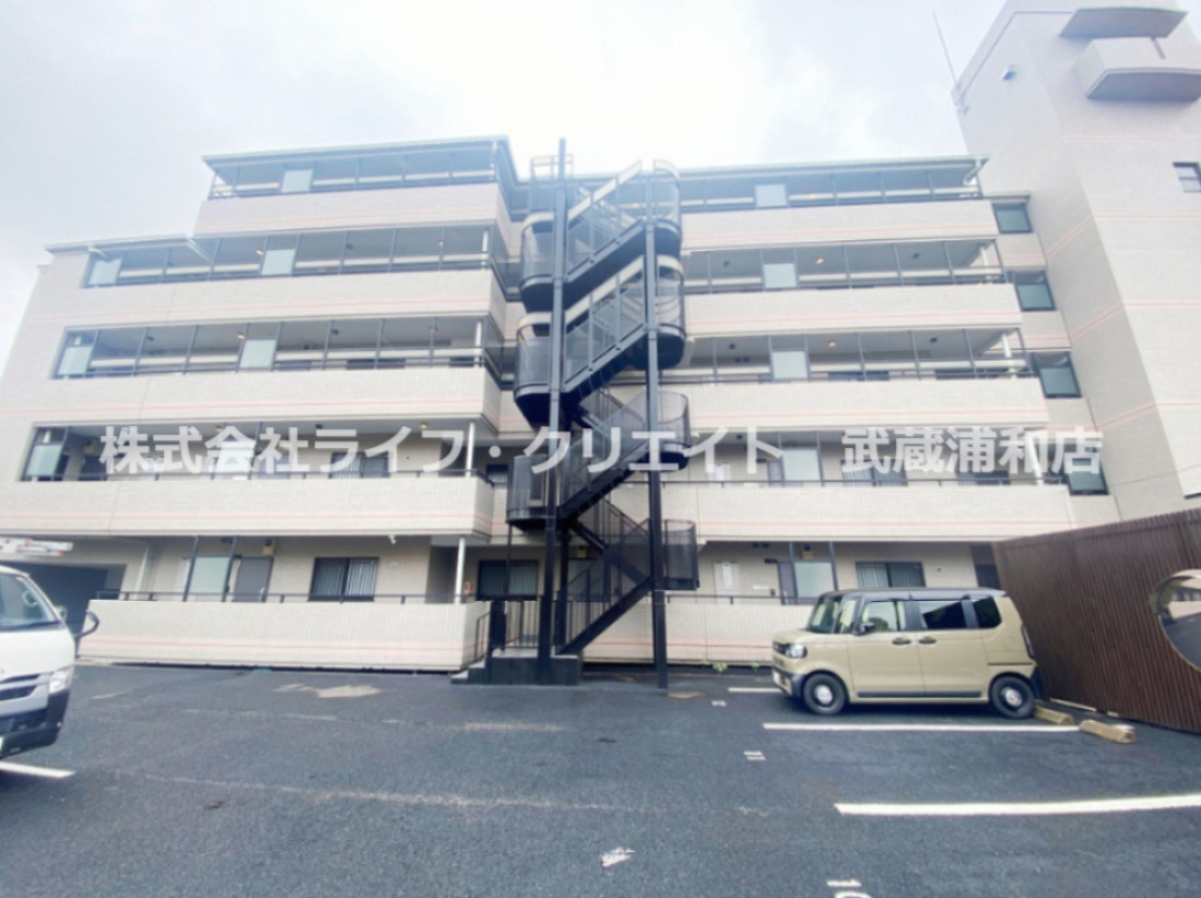 PLENDY浦和別所の外観