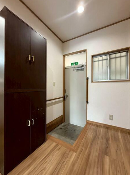 狭山市広瀬東４丁目のアパートの玄関