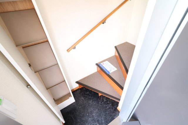 レオパレスハルサキの玄関|2F部屋のみ各専用階段有※冬場でも雪の心配がありません。