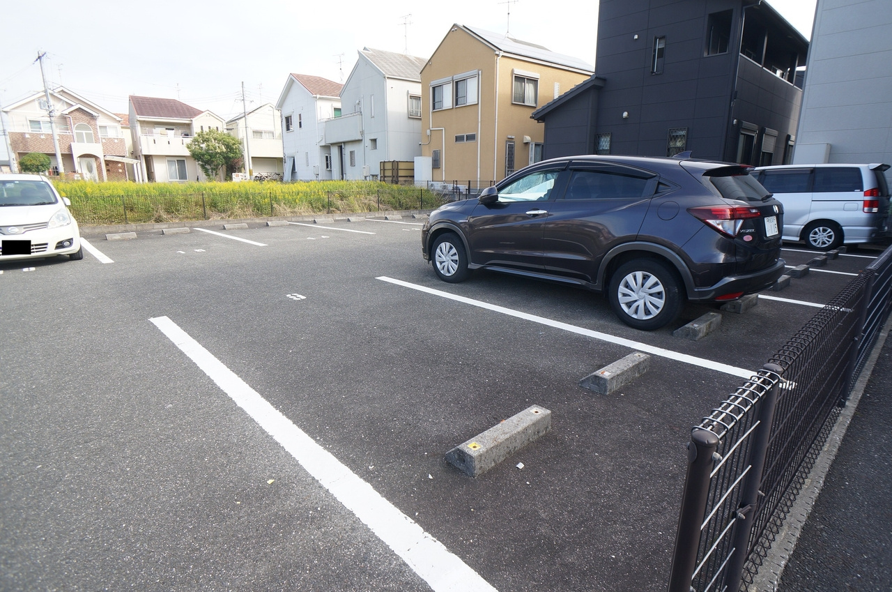 レオパレス黄金色の呑田の駐車場