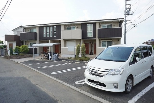 ブリリアント　テールの駐車場|車をお持ちの方に嬉しい駐車場付きの物件です