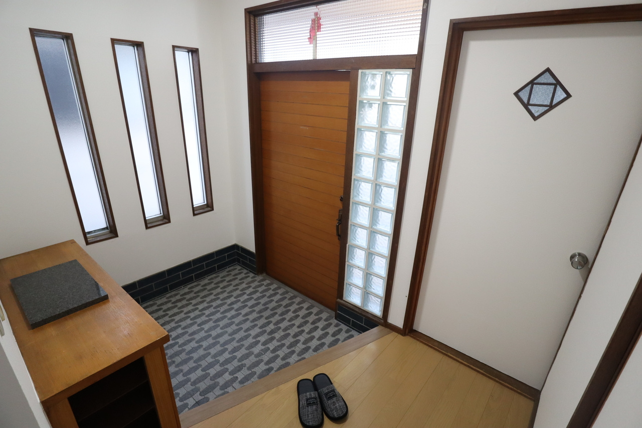 九条町戸建の玄関