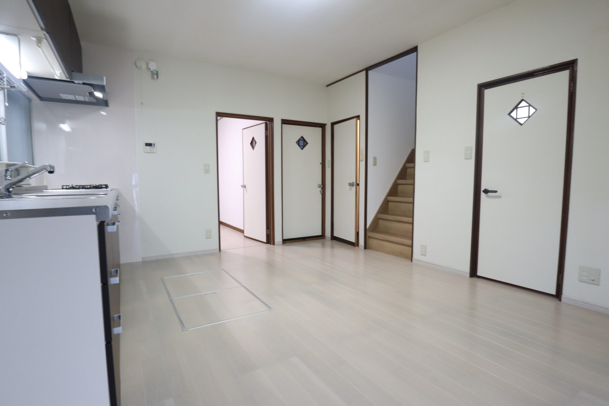 九条町戸建の居間・リビング