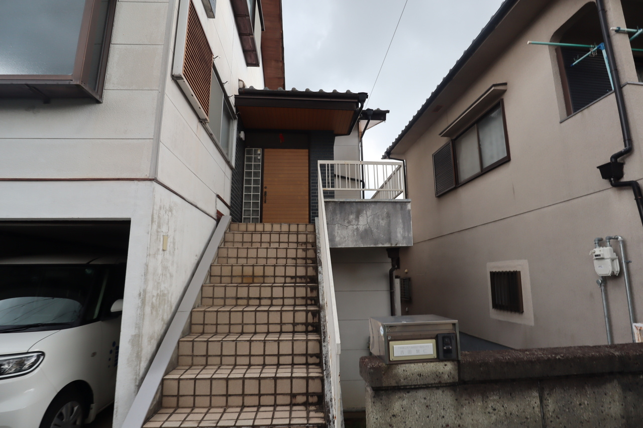 九条町戸建のエントランス