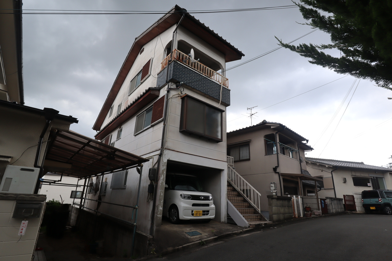 九条町戸建の駐車場