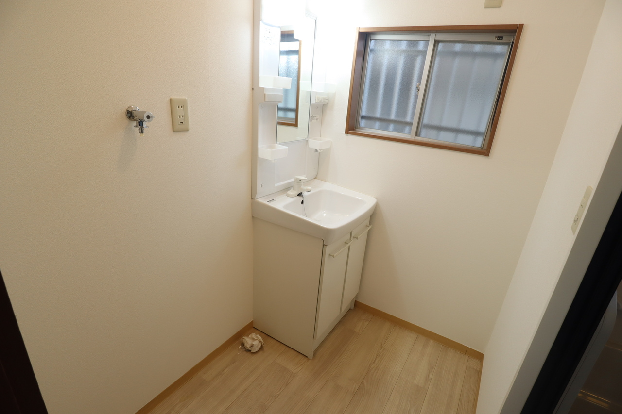 九条町戸建の洗面所