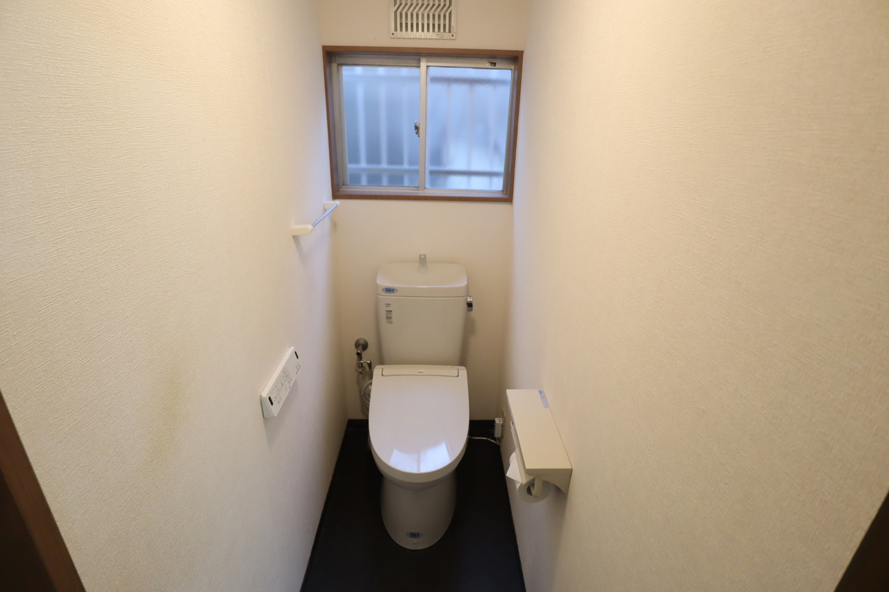 九条町戸建のトイレ