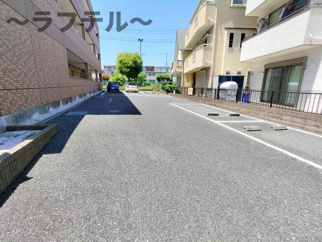 ペティハウス弐番館の駐車場