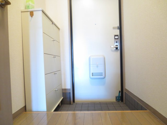 クレストール武蔵浦和の玄関|別号室の参考写真です。