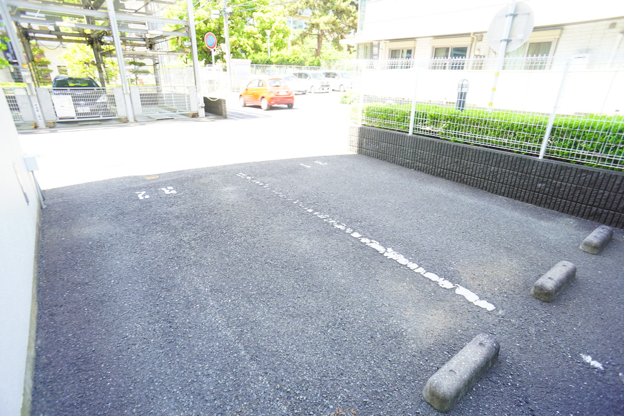 アーバンエース新大宮パルの駐車場
