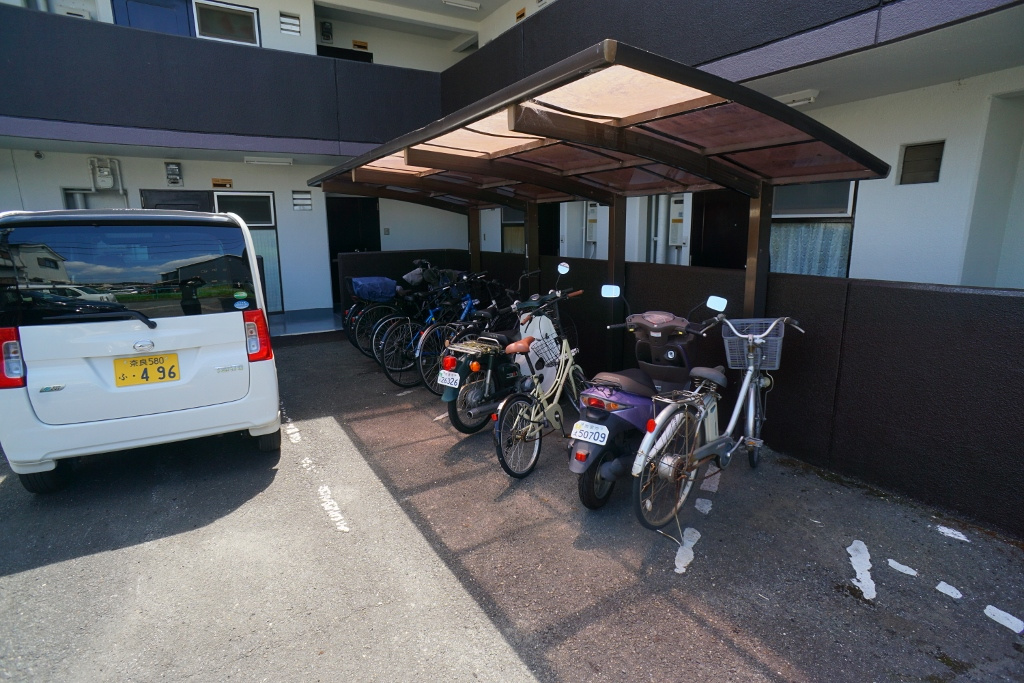 マンションコジマの駐車場
