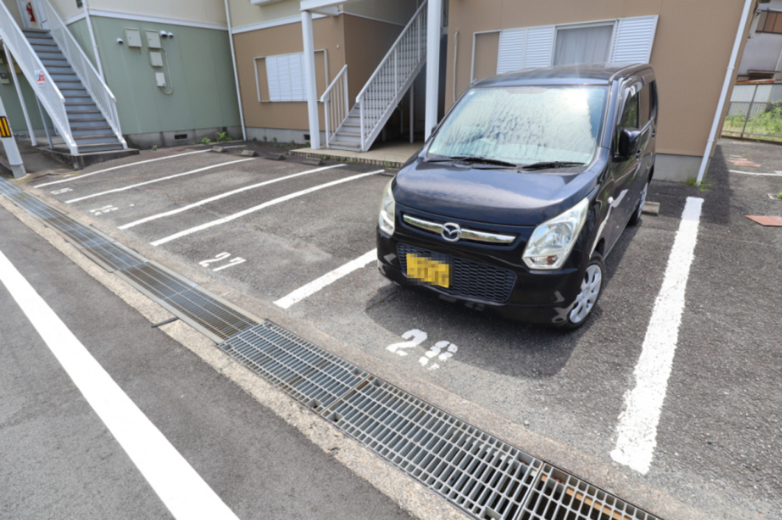 ヴィラージュ堀川D棟の駐車場