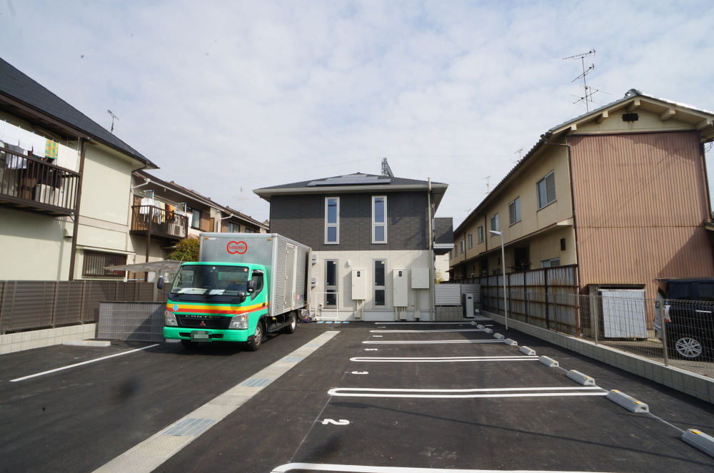 メゾンポワール大和八木の駐車場